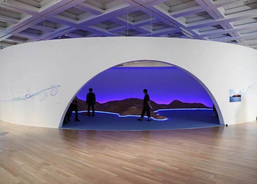 弧幕投影在企業(yè)、科技、科普、主題等展館展廳的應(yīng)用場景-好奇數(shù)字科技